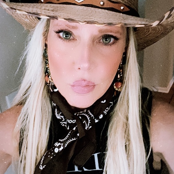 Meet your Posher, Paige - Picture 2 of 4